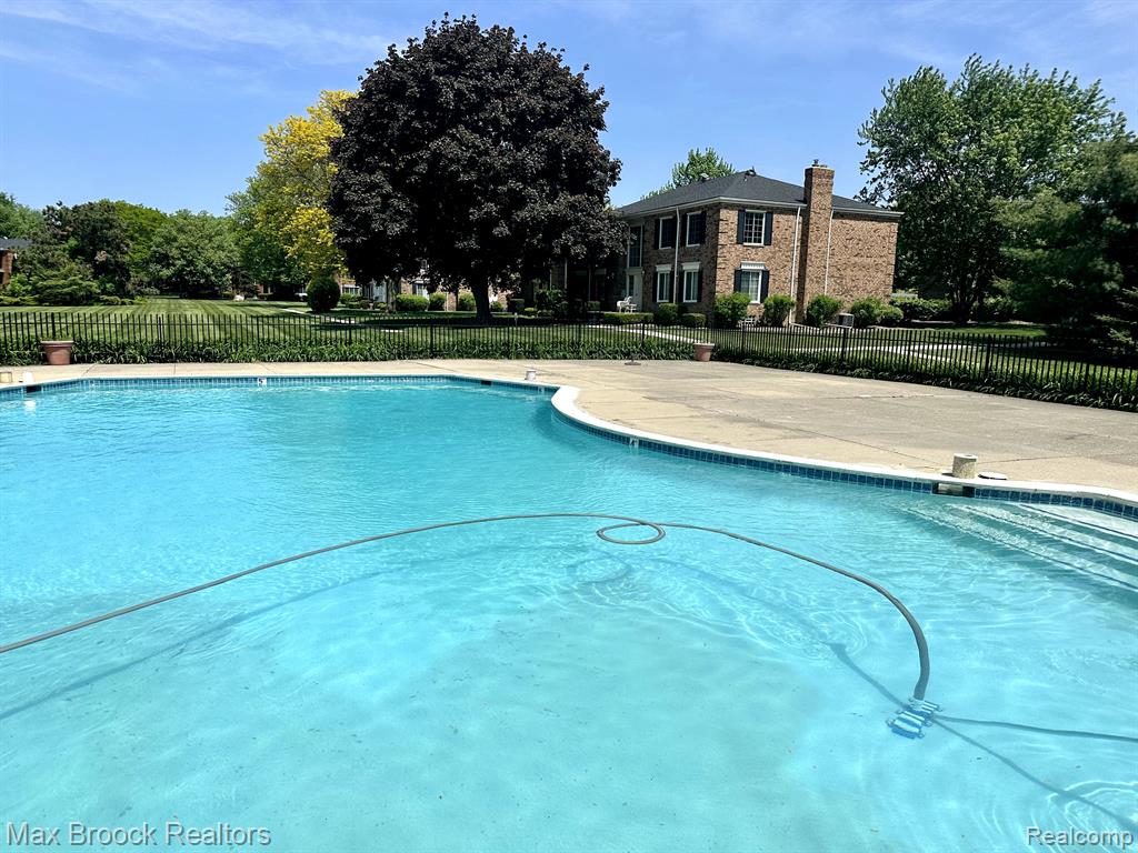740 E FOX HILLS Drive, Bloomfield Hills, MI 48304 — Photo 24