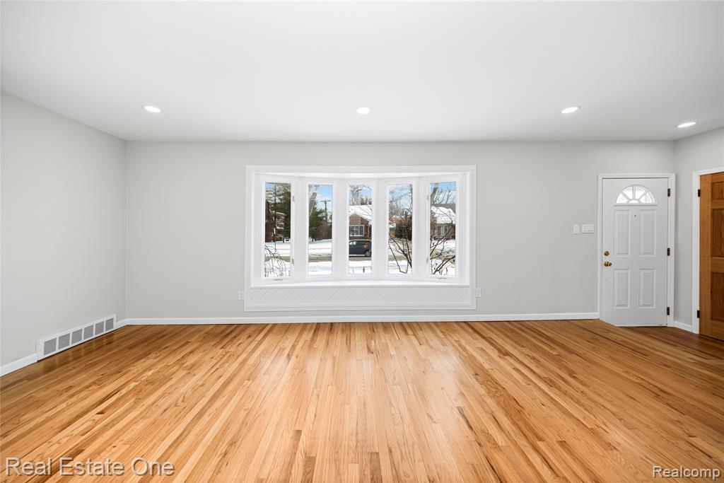 13344 Hart Avenue, Huntington Woods, MI — Photo 8