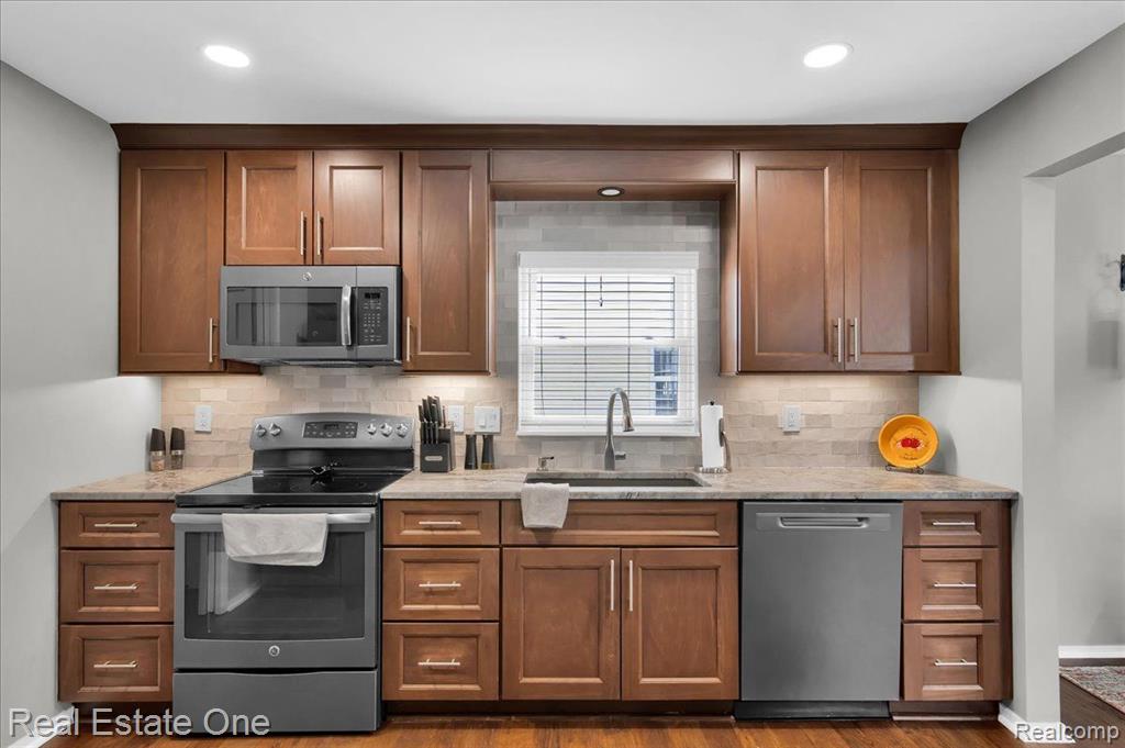 295 WINDING Brook, Commerce Twp, MI 48390 — Photo 14