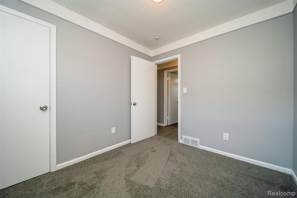 927 CLEOPHUS Parkway, Lincoln Park, MI 48146 — Photo 27