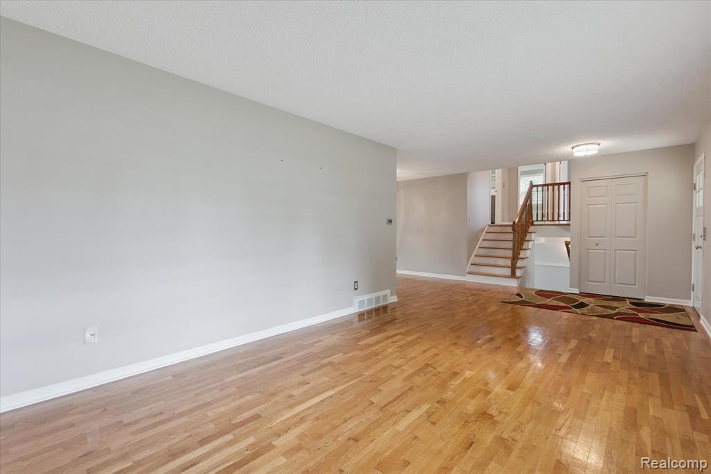 6233 Golfview Drive, Burton, MI 48509 — Photo 8