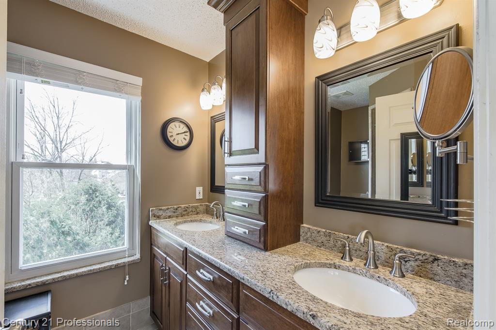 5492 E Alyssa Court, White Lake, MI 48383 — Photo 45