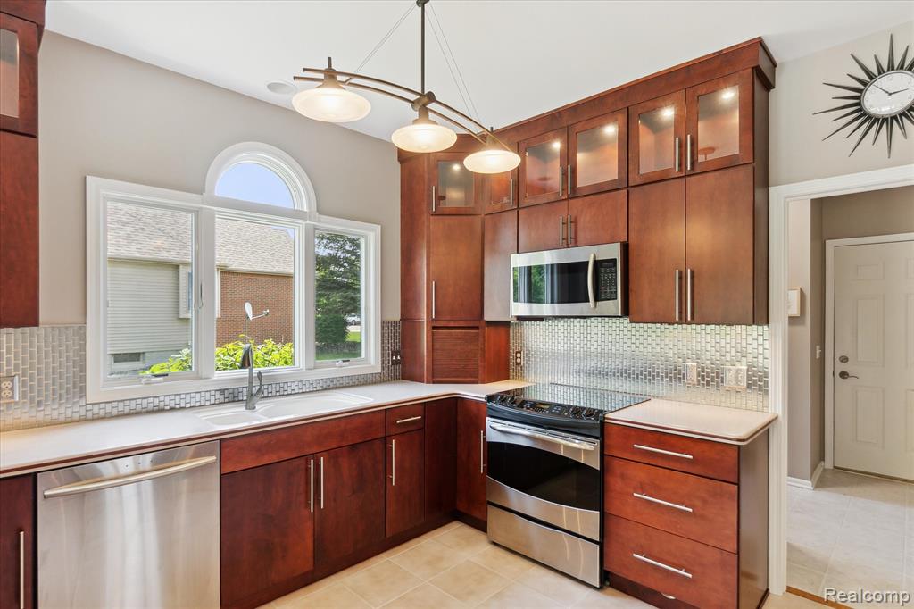 672 Morningside Drive, Grand Blanc, MI 48439 — Photo 17