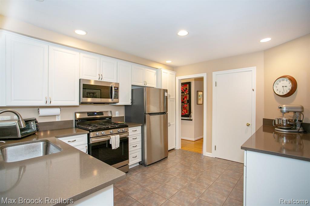 10445 Lincoln Drive, Huntington Woods, MI — Photo 12