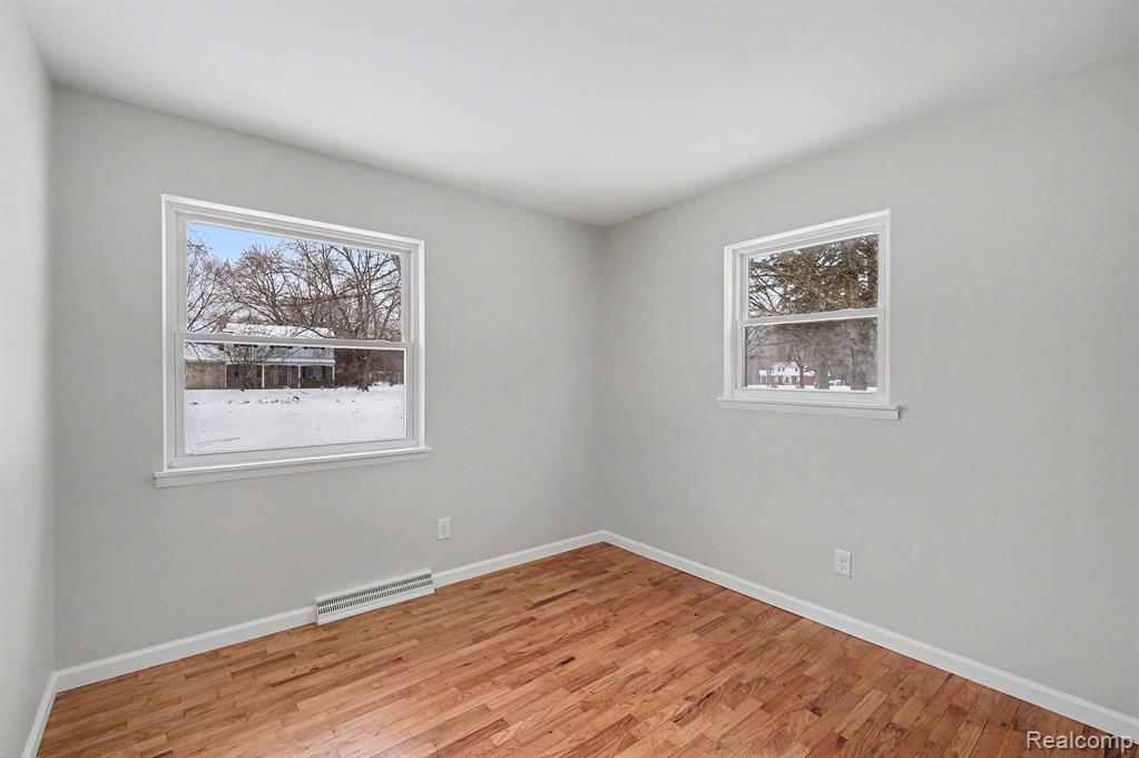 5396 Oaktree Drive, Flint, MI 48532 — Photo 11