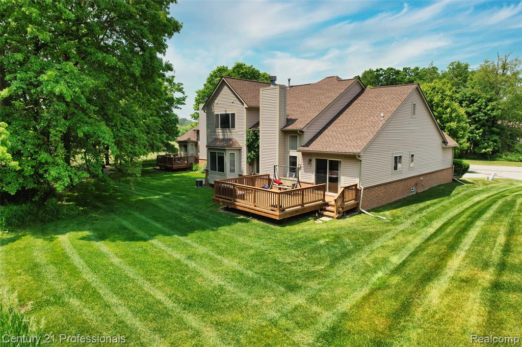 5958 Lochmore Drive, Commerce Twp, MI 48382 — Photo 12