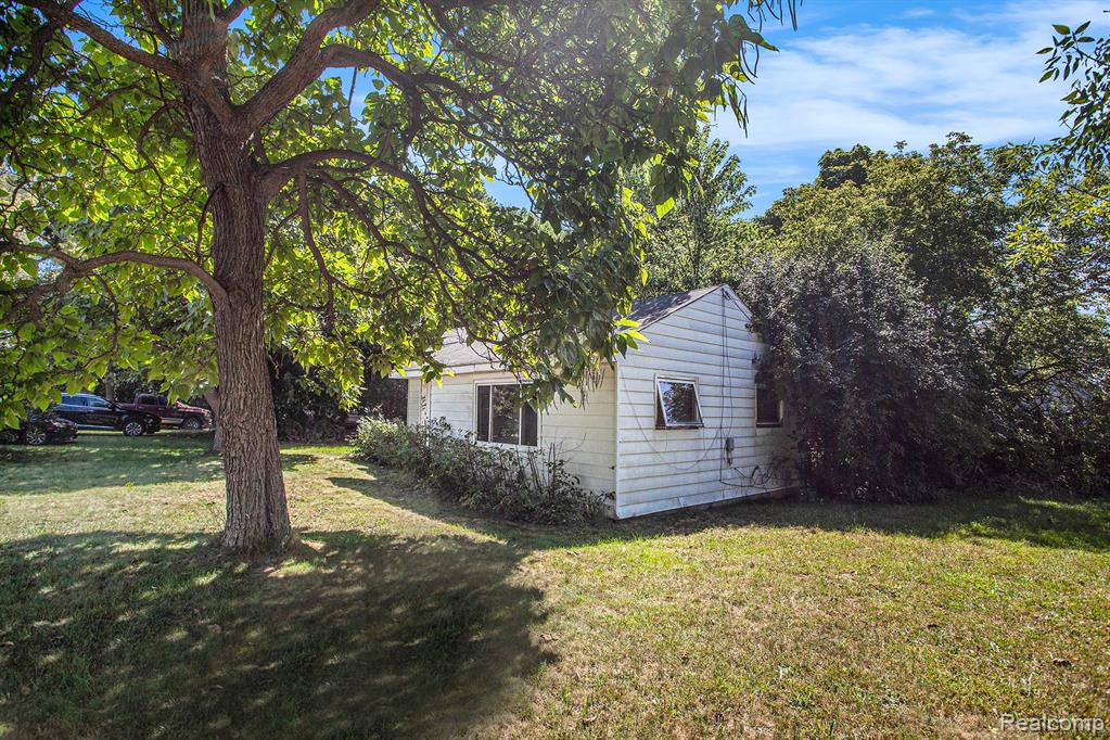 6421 Elizabeth Lake Road, Waterford, MI 48327 — Photo 2