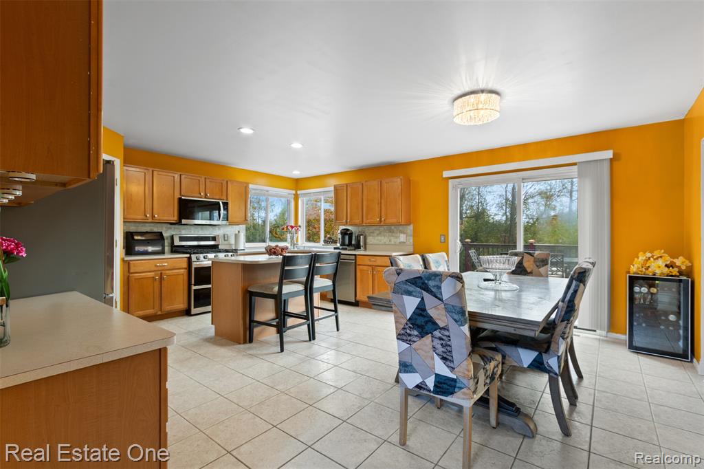 43275 Pond Bluff Drive, Belleville, MI 48111 — Photo 9