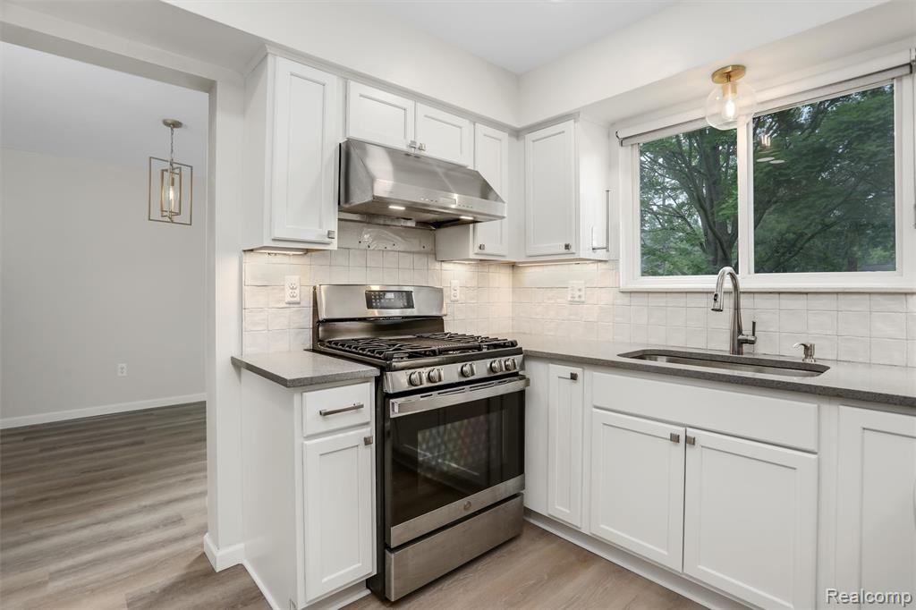 684 Abbey Court, Rochester Hills, MI 48307 — Photo 10