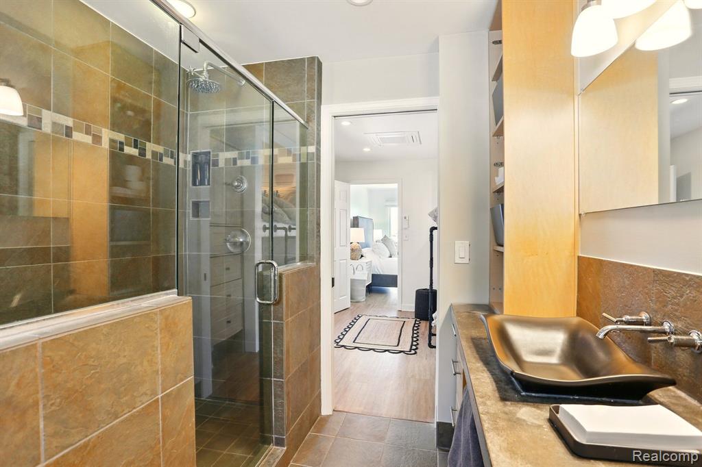807 PINE TREE Road W, Lake Orion, MI 48362 — Photo 10