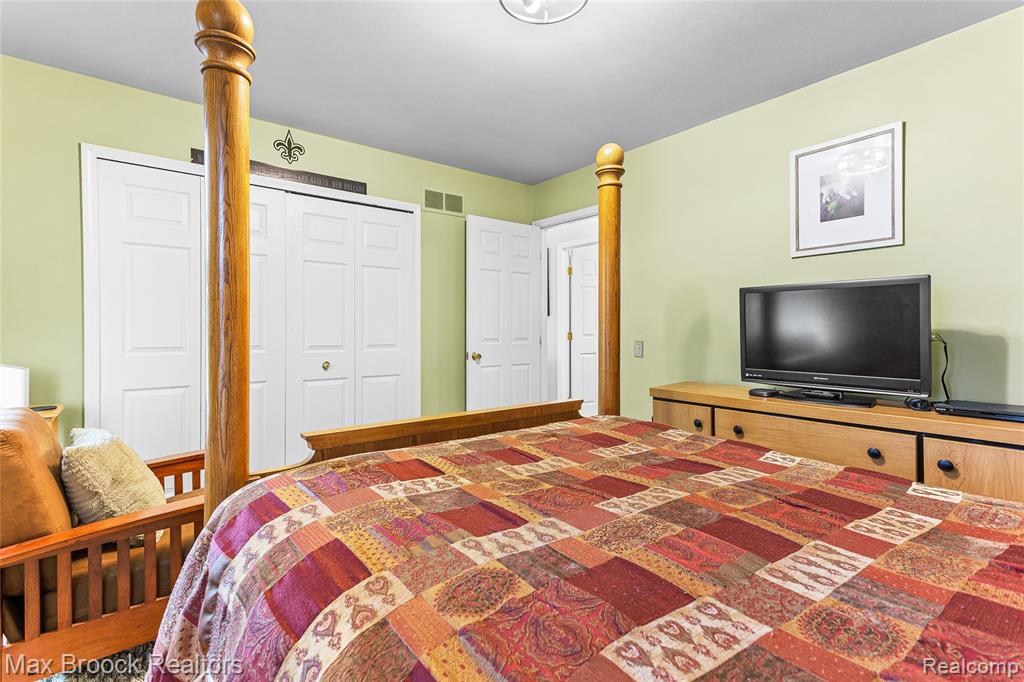 5492 Charrington Court, West Bloomfield, MI 48324 — Photo 18