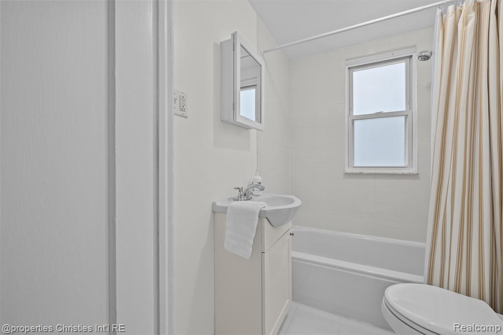 1093-95 Lakepointe Street, Grosse Pointe Park, MI 48230 — Photo 16
