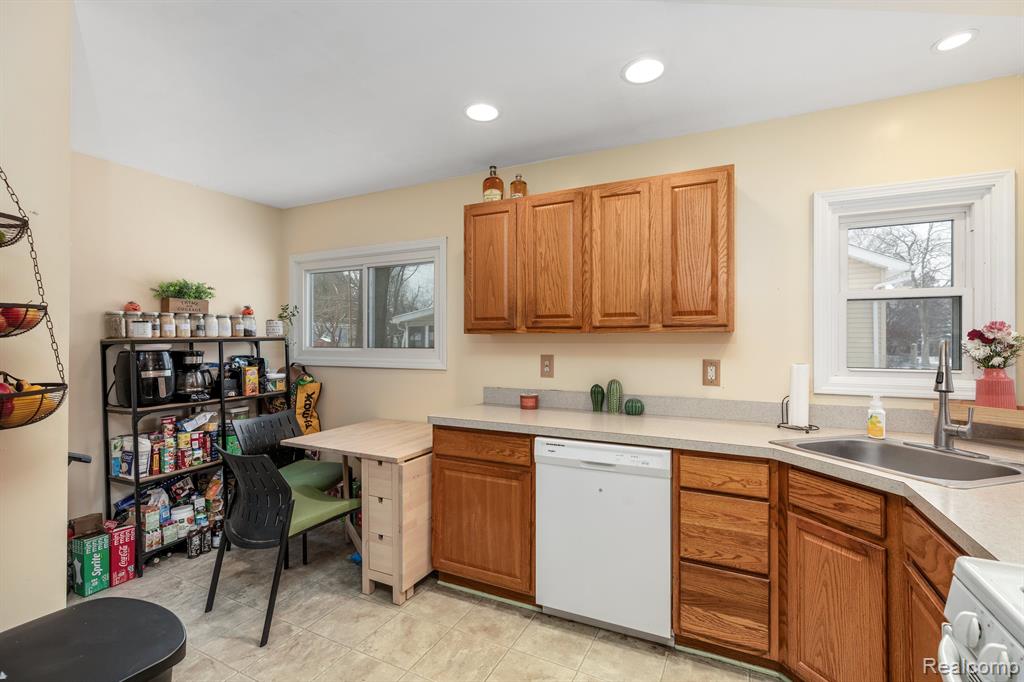 6092 Northrup Drive, Waterford, MI 48329 — Photo 6