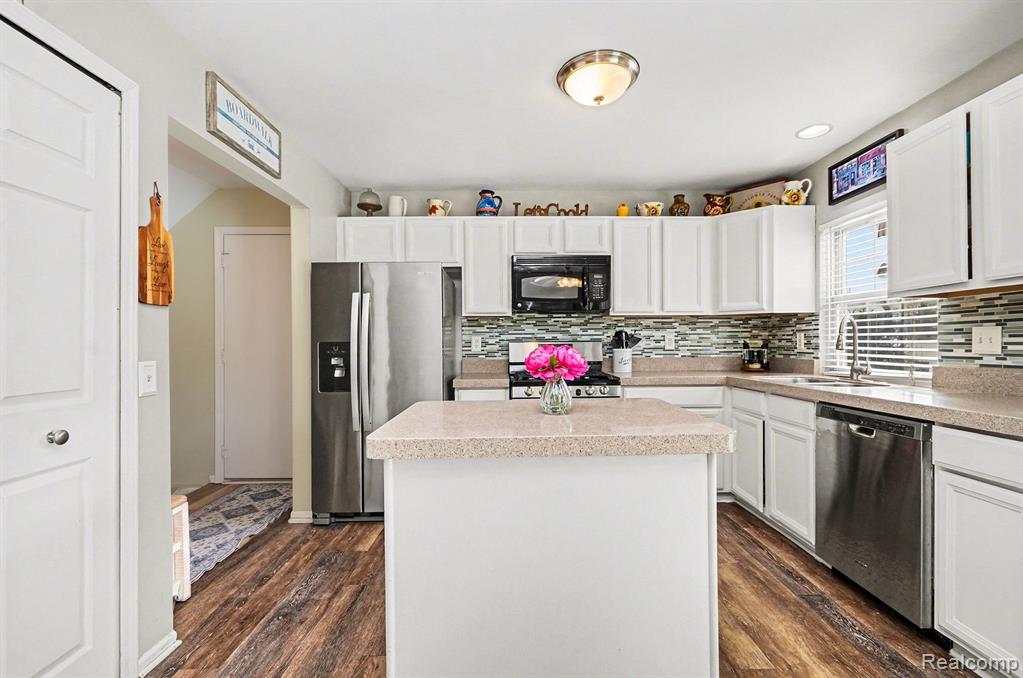 975 Oak Creek Drive, South Lyon, MI 48178 — Photo 10