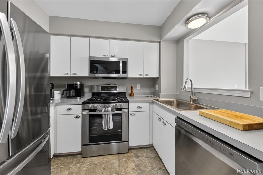 4554 Hunters Circle E, Canton, MI 48188 — Photo 13