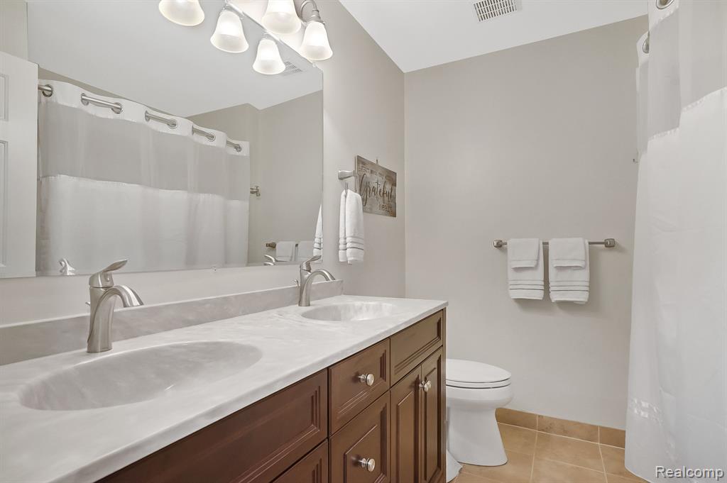 611 VILLAGE Lane, Milford, MI 48381 — Photo 20
