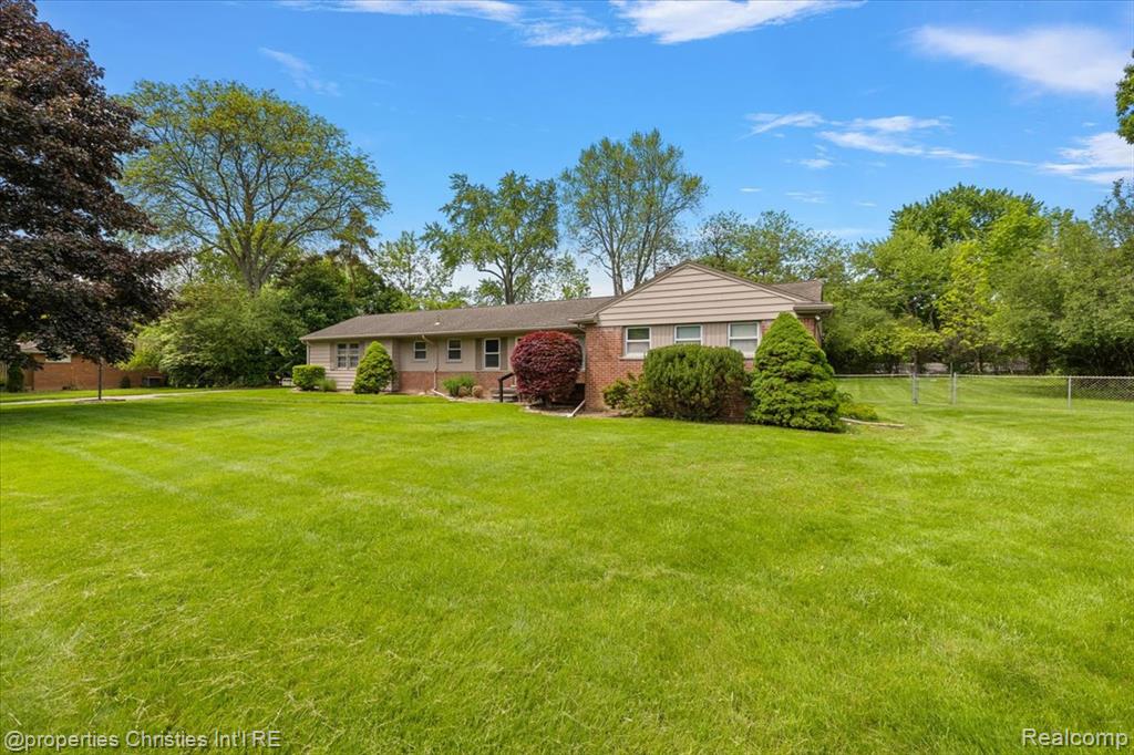 5252 Doherty Drive, West Bloomfield, MI 48323 — Photo 2
