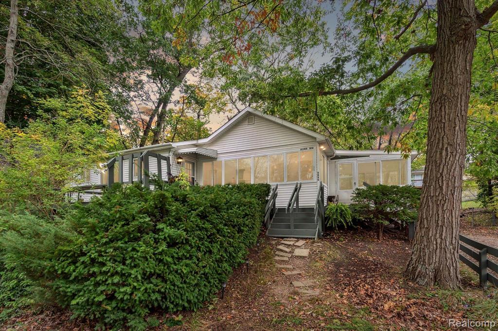 5630 Glen Echo Drive, Howell, MI 48843 — front exterior