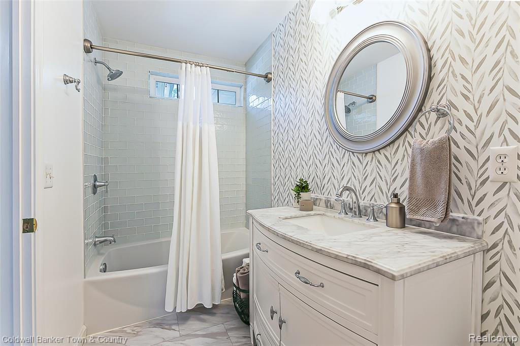 642 Chestnut Drive, Wixom, MI 48393 — Photo 32