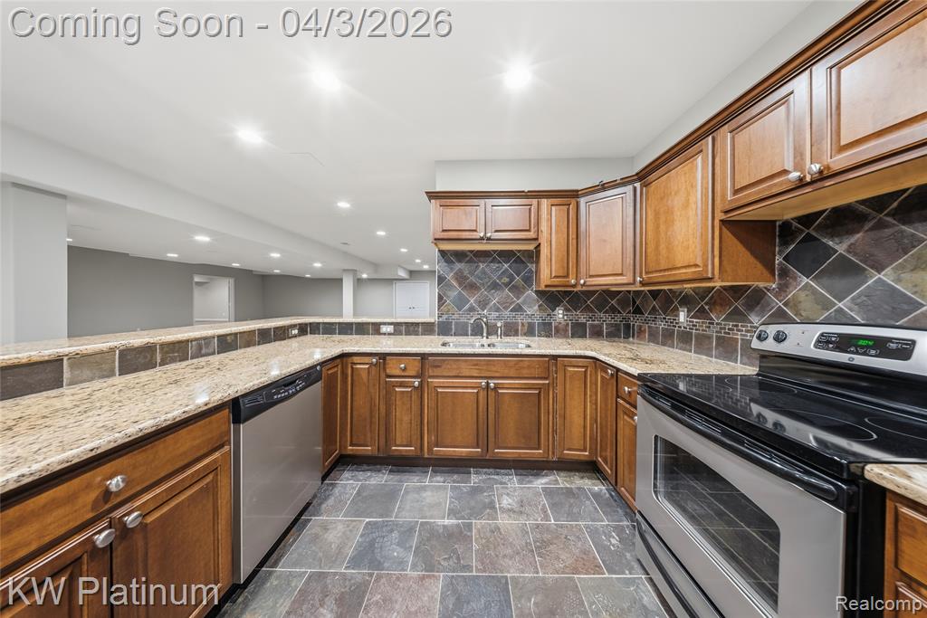 48877 Point Lakeview Drive, Chesterfield, MI 48047 — Photo 53