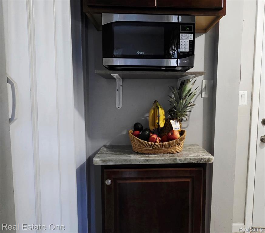 611 E Bernhard Avenue, Hazel Park, MI 48030 — Photo 9