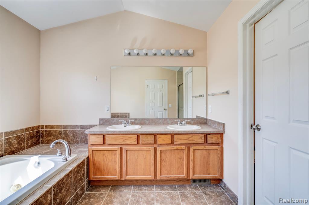 41211 N MAPLEWOOD Drive, Canton, MI 48187 — Photo 40