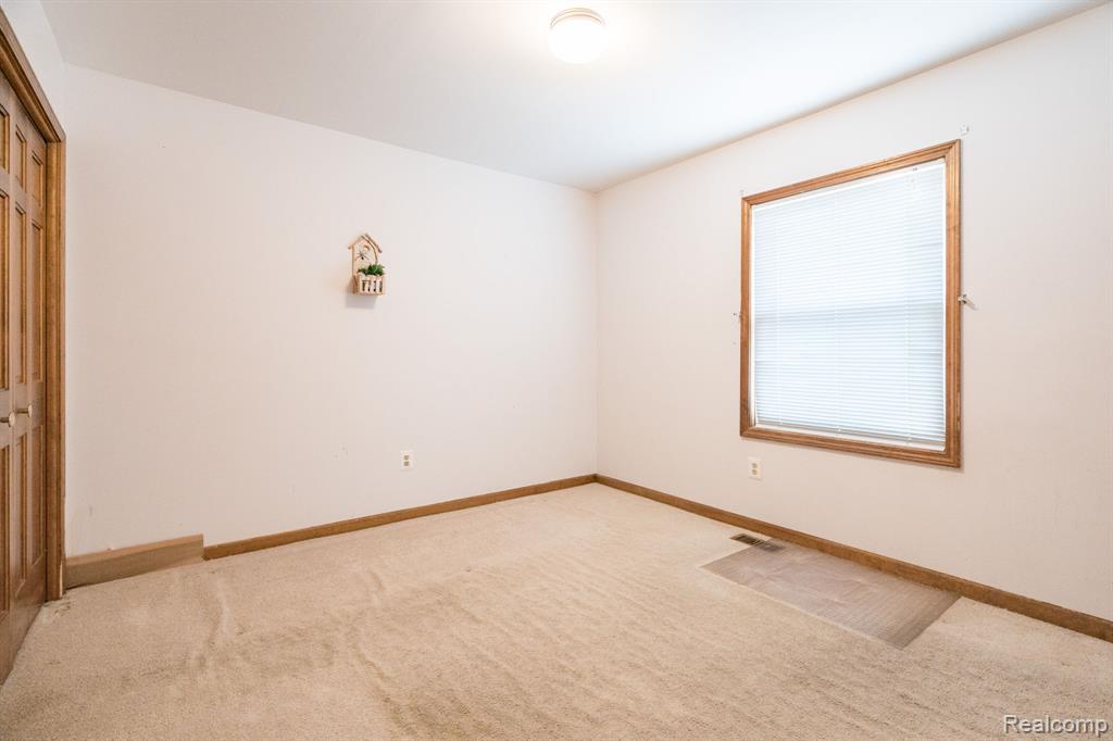 906 Dahlia Lane, Rochester Hills, MI 48307 — Photo 20
