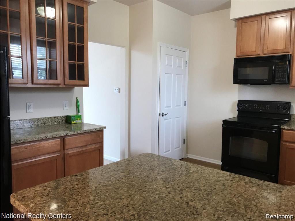 41876 YEATS Drive, Novi, MI — Photo 9