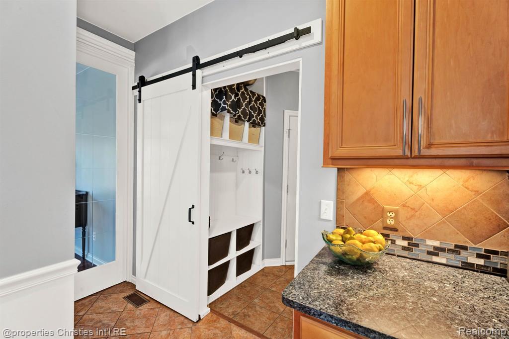 815 AMBERWOOD Street, Auburn Hills, MI 48326 — Photo 12