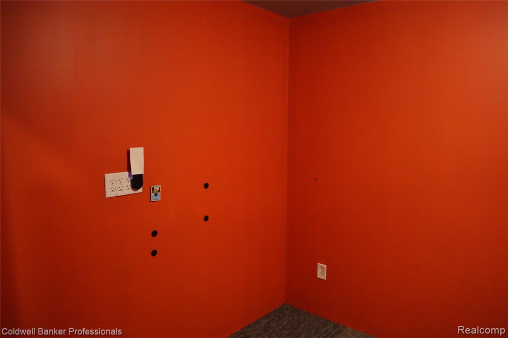 5435 S Sycamore Drive, Burton, MI 48509 — Photo 43