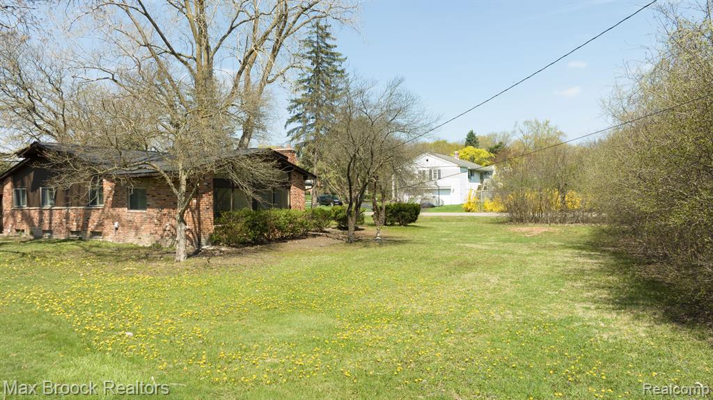 6207 NICHOLAS Drive, West Bloomfield, MI — Photo 42