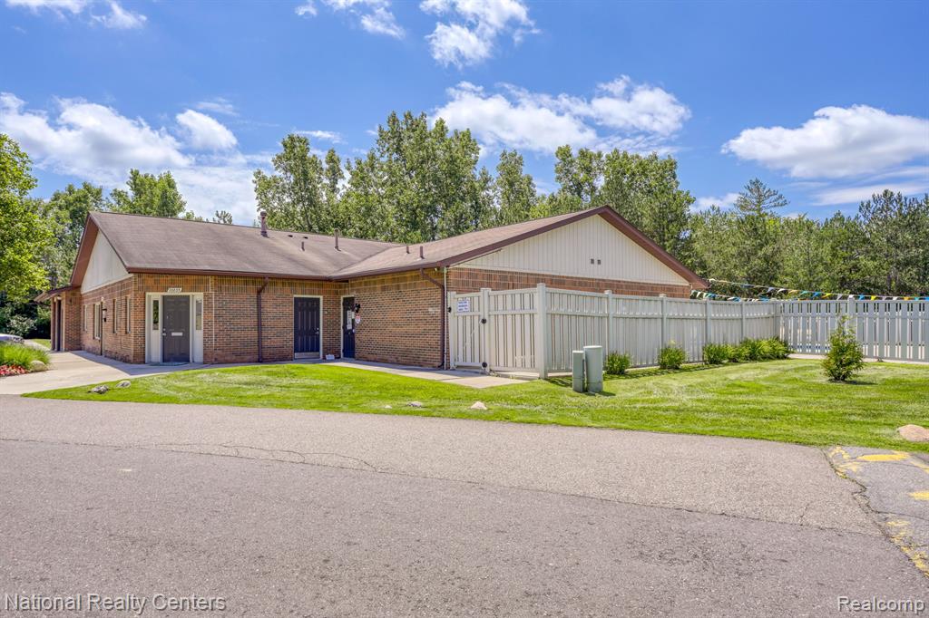 33907 PONDVIEW Circle, Livonia, MI 48152 — Photo 4