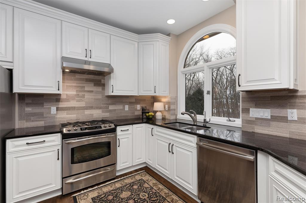 49474 Pine Ridge Court, Plymouth, MI 48170 — Photo 18