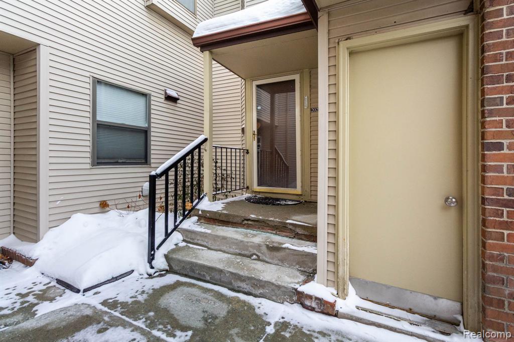 6580 Ridgefield Circle, 202, West Bloomfield, MI — Photo 2