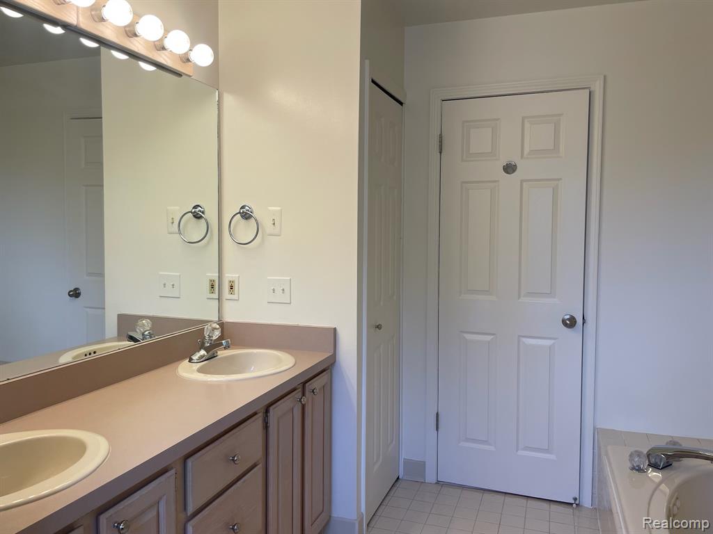 29494 Sylvan Lane, 6, Farmington Hills, MI 48334 — Photo 17