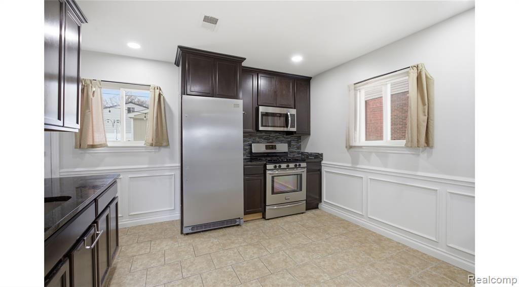 891 E Harwood Avenue, Madison Heights, MI 48071 — Photo 8