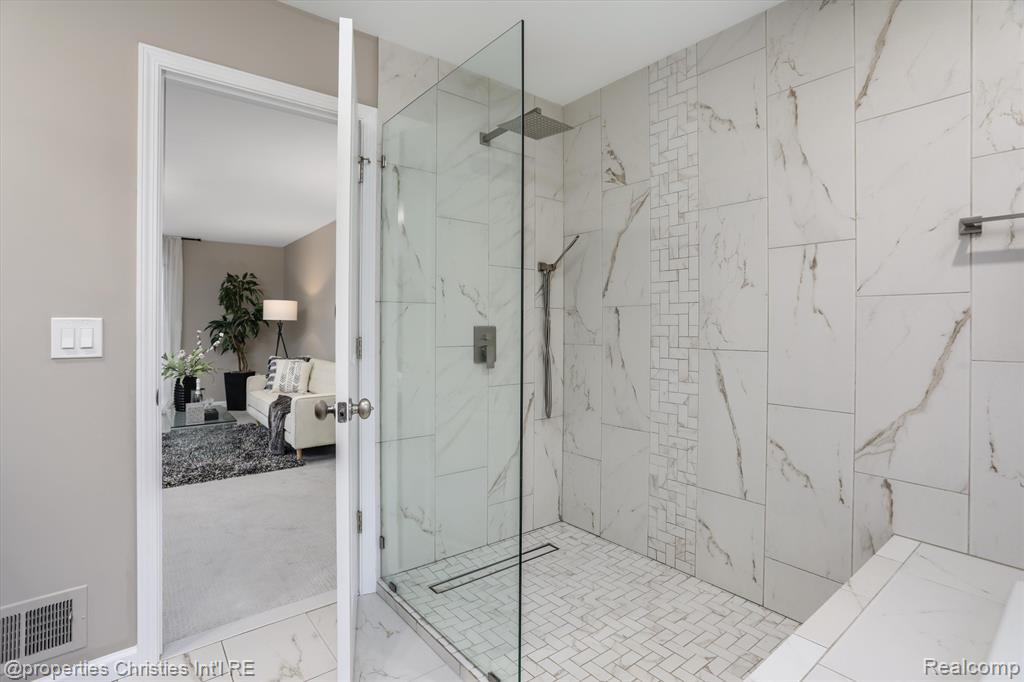 5896 NANEVA Court, West Bloomfield, MI — Photo 33
