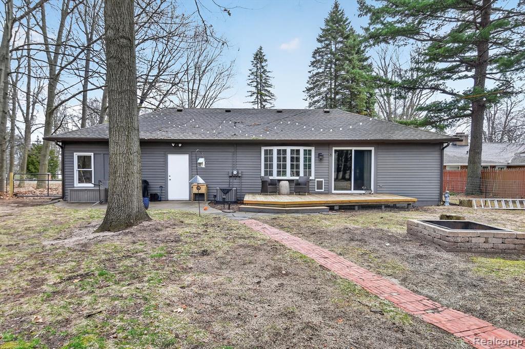 5569 Lakeshore Road, Fort Gratiot, MI 48059 — Photo 23