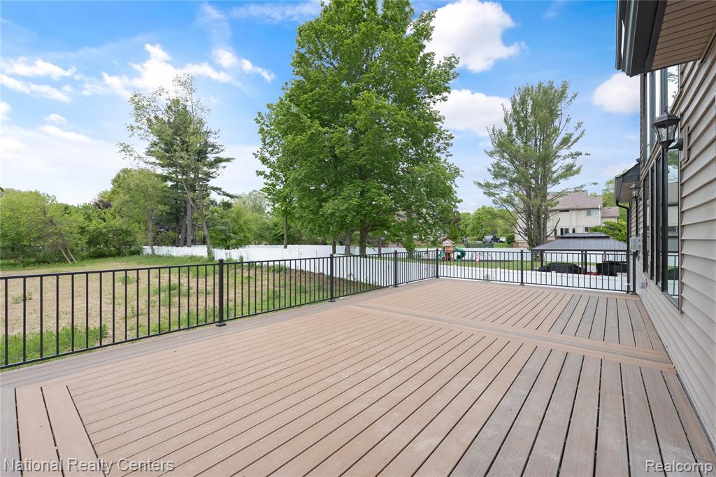 5245 BUELL Drive, Commerce Twp, MI 48382 — Photo 37