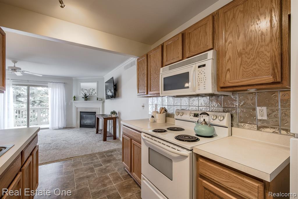 1277 Edelweiss Lane, Waterford, MI 48327 — Photo 7