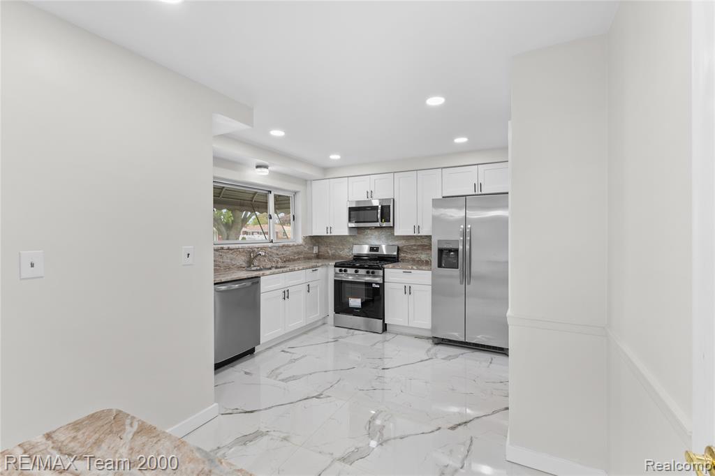 8551 Rockland Street, Dearborn Heights, MI 48127 — Photo 15