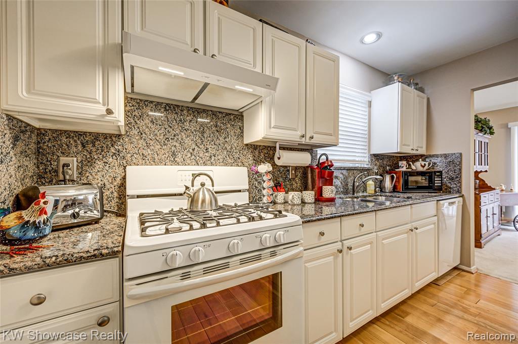 458 N Oak Drive, Commerce Twp, MI 48390 — Photo 22