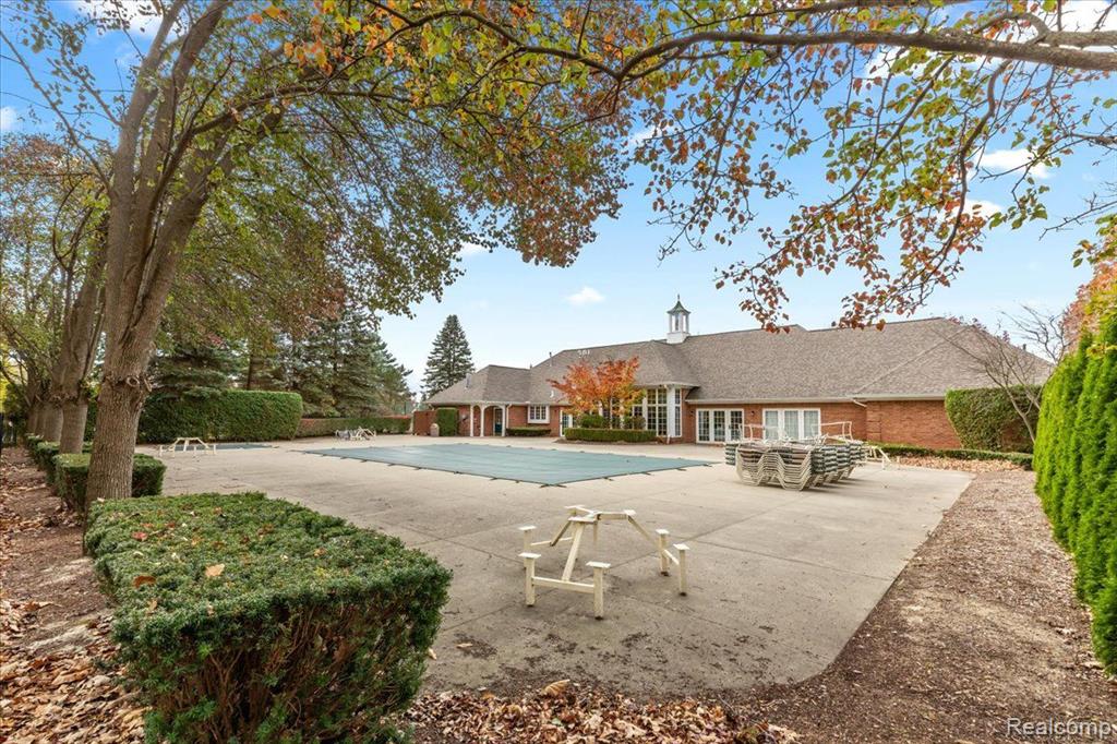 4648 BERKSHIRE Drive, Sterling Heights, MI 48314 — Photo 32