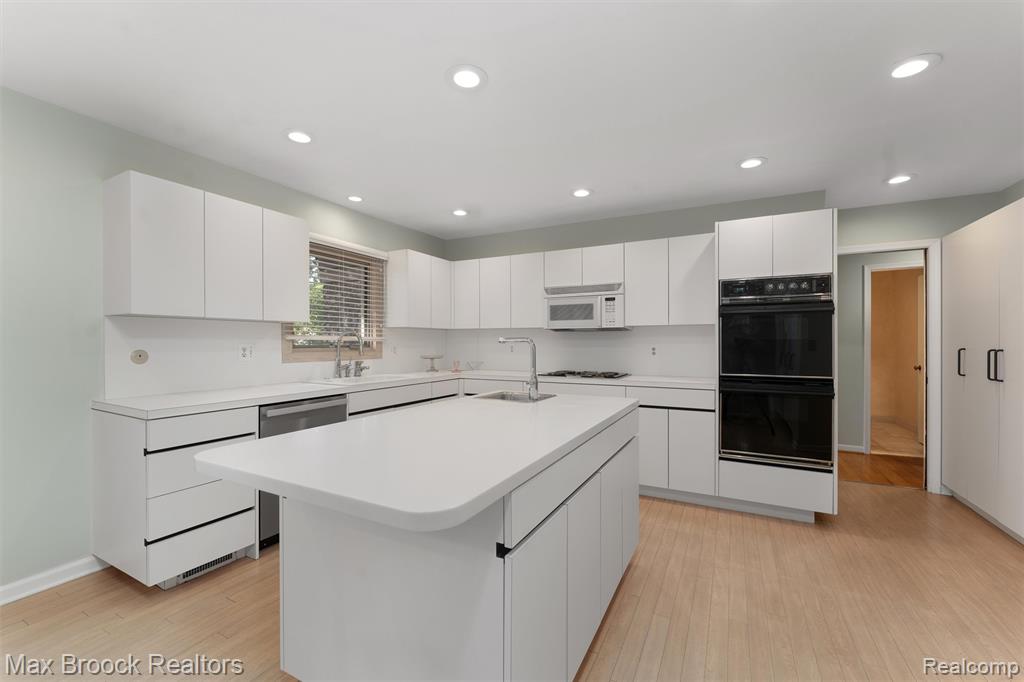 5946 Cherry Crest Drive, West Bloomfield, MI — Photo 12