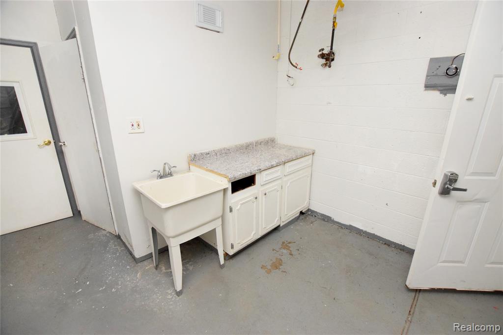 713 FENTON Road, Flint, MI 48503 — Photo 11