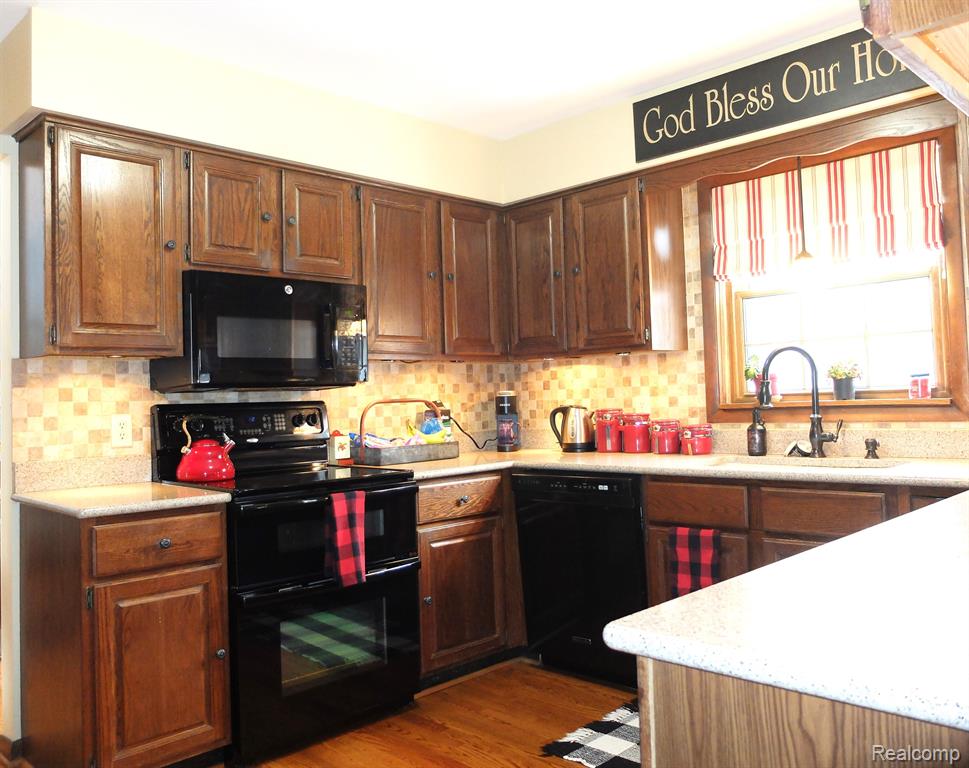 8180 SLEEPY TIME Court, Clarkston, MI 48348 — Photo 9