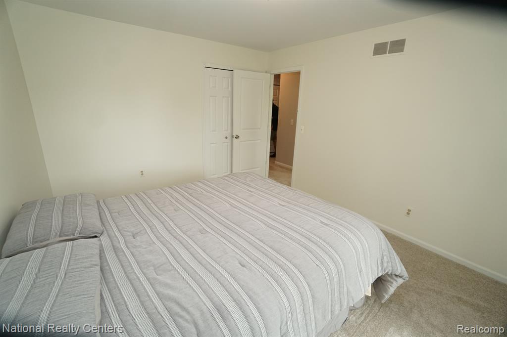 441 SANDALWOOD Drive, Rochester Hills, MI 48307 — Photo 22