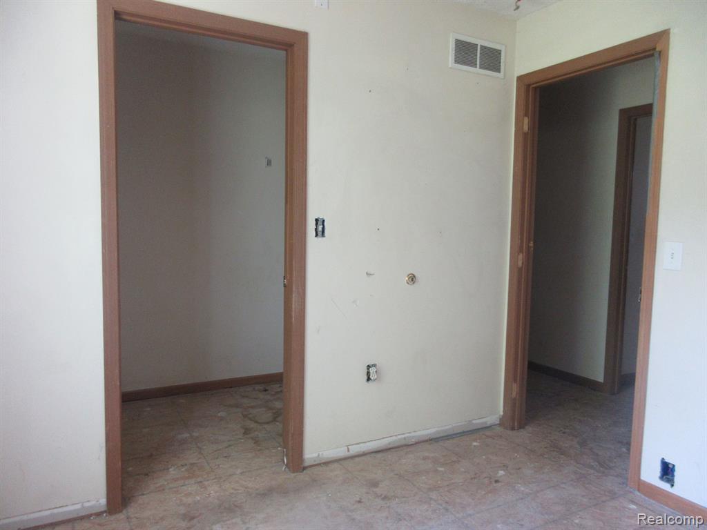4010 HARDING Street, Detroit, MI 48214 — Photo 14