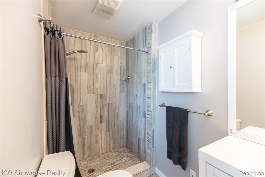 8665 Cooley Lake Road, White Lake, MI 48382 — Photo 17