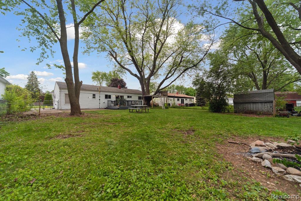 9040 Chesterfield Drive, Swartz Creek, MI 48473 — Photo 32